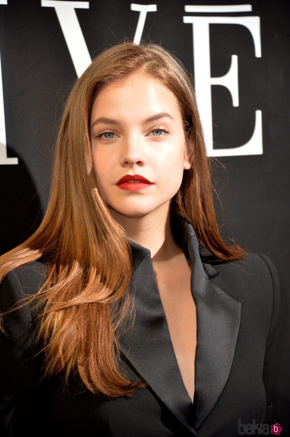 Barbara Palvin con labios rojos