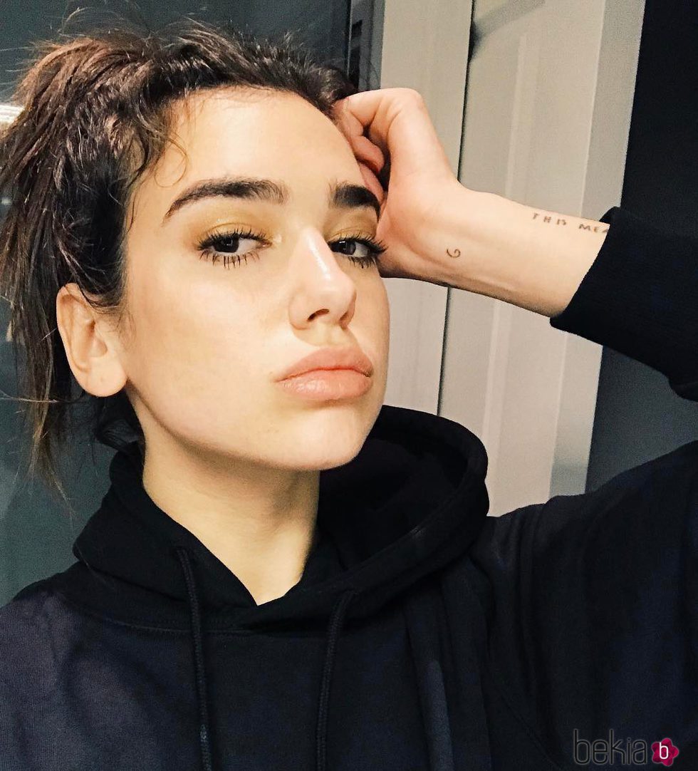 Dua Lipa incluso en su look más natural apuesta por unas cejas pobladas