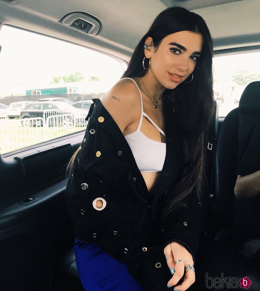 Dua Lipa apuesta por unas cejas pobladas y una mirada delineada