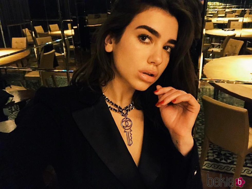 Dua Lipa no se olvida de las pestañas inferiores