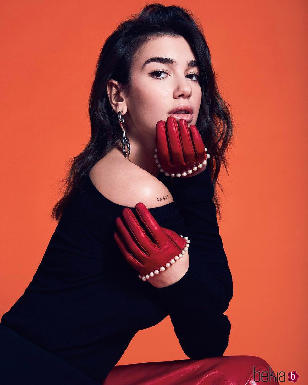 Dua Lipa delinea sutilmente sus ojos