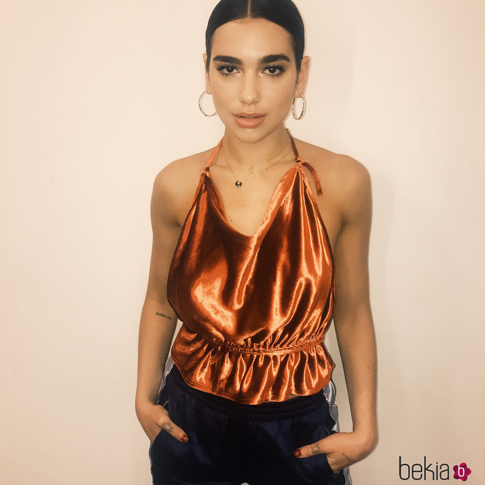 Dua Lipa opta por un tono perlado para el lagrimal