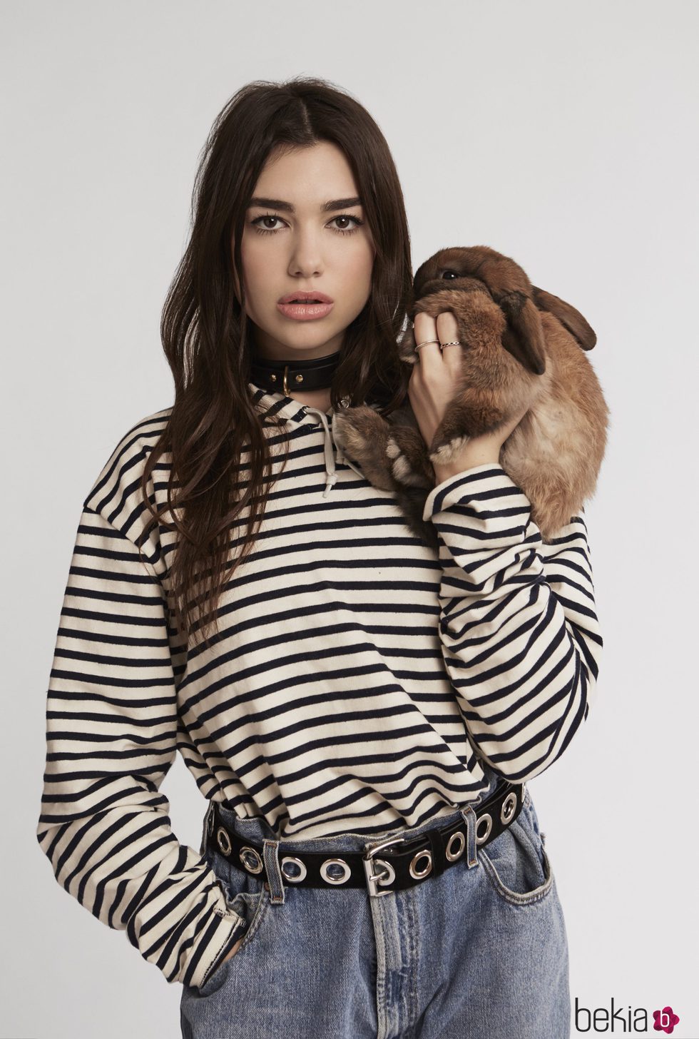 Dua Lipa se decide por un rosa ligero para sus mejillas