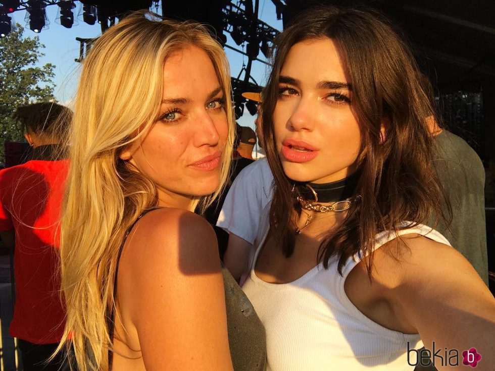 Dua Lipa da un toque rosado a sus mejillas para conseguir un look natural