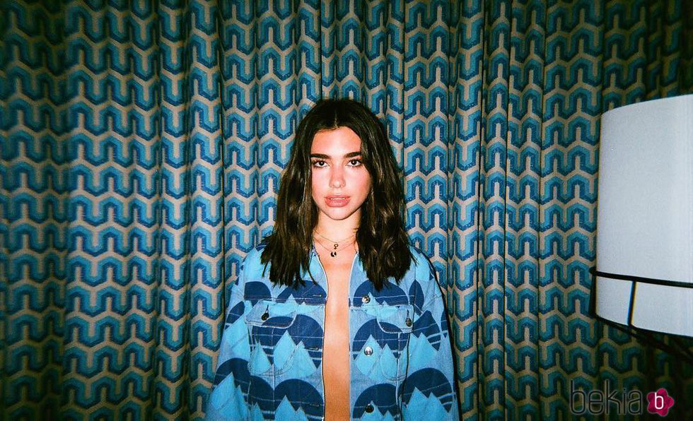 Dua Lipa combina el labial con su colorete