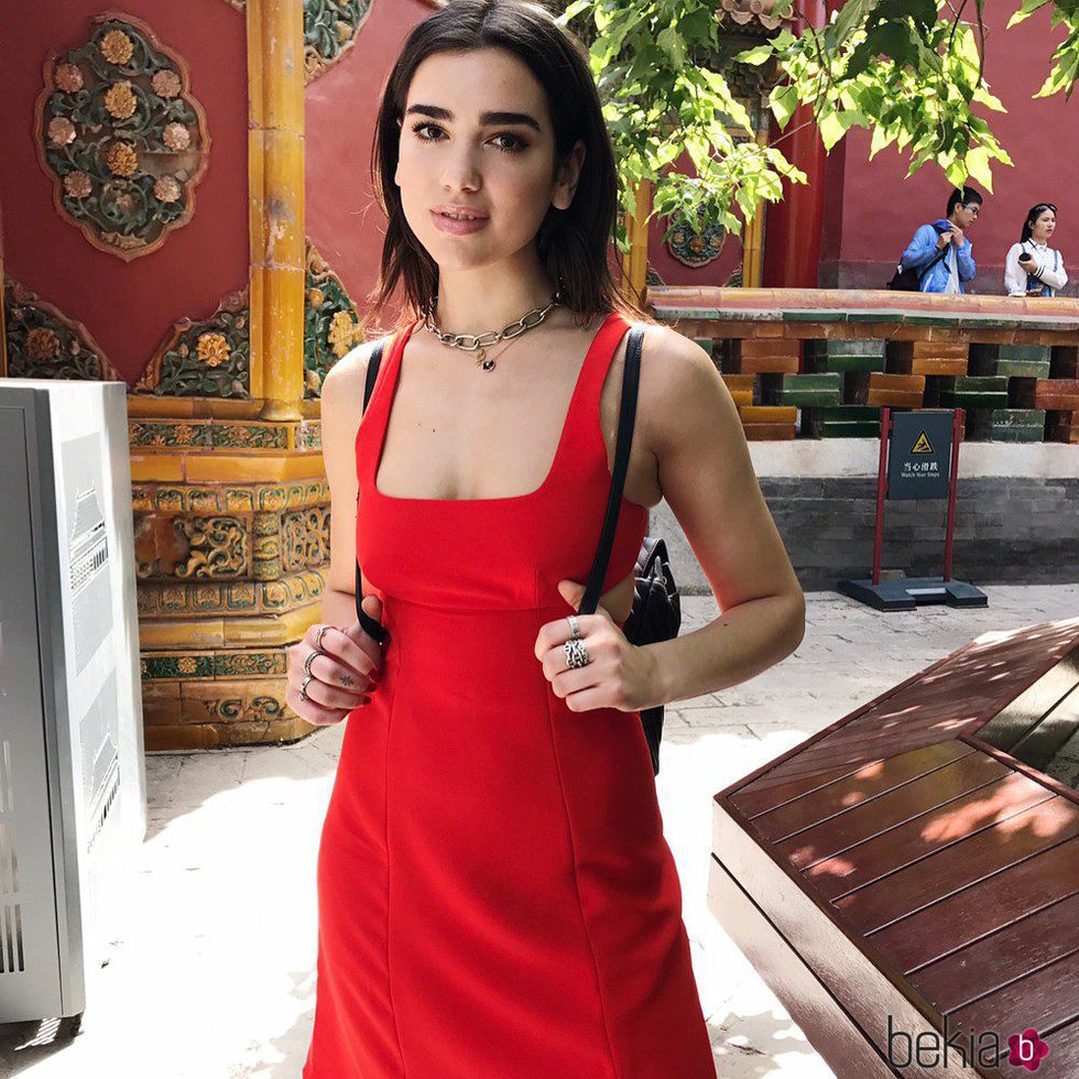 Dua Lipa se decide por el acabado glossy para los labios