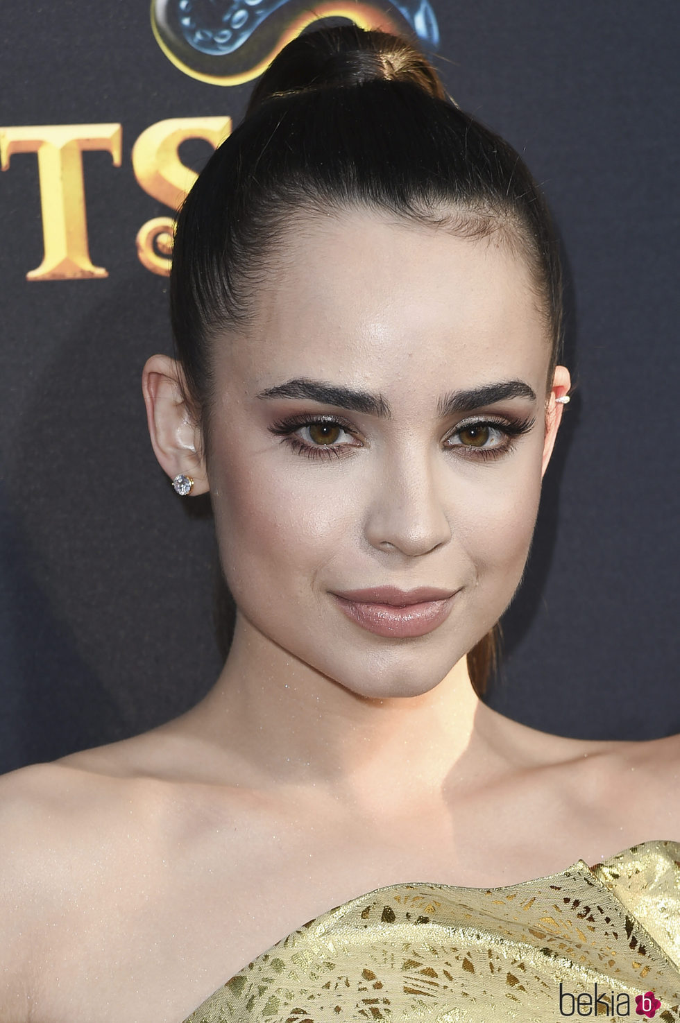 Sofia Carson con un maquillaje muy claro