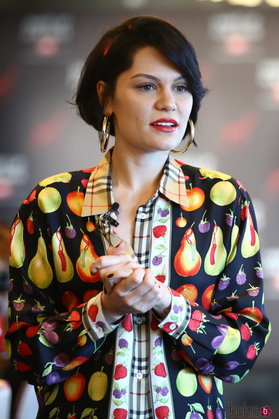 Jessie J con melena bob y diadema