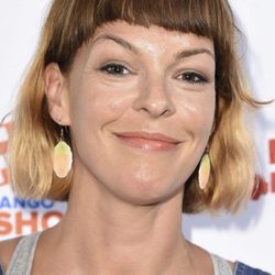 Pollyanna McIntosh con flequillo recto y maquillaje en tonos melocotón