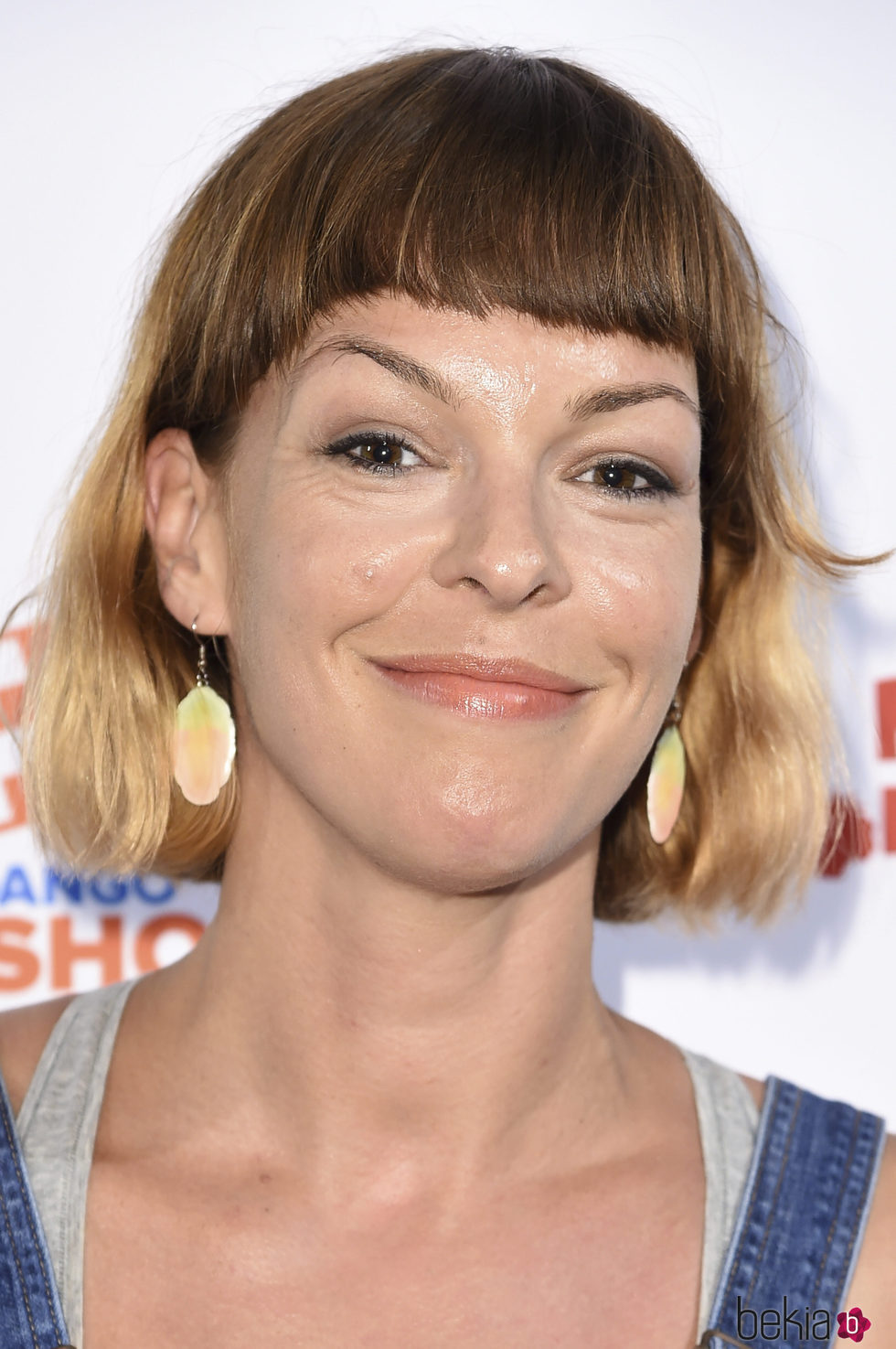 Pollyanna McIntosh con flequillo recto y maquillaje en tonos melocotón