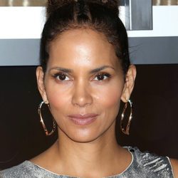 Halle Berry con moño alto y maquillaje en tonos tierra