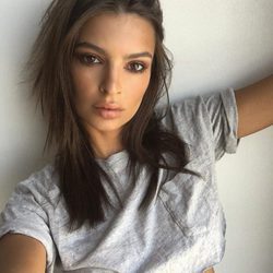 Emily Ratajkowski con melena suelta y smokey eye marrón