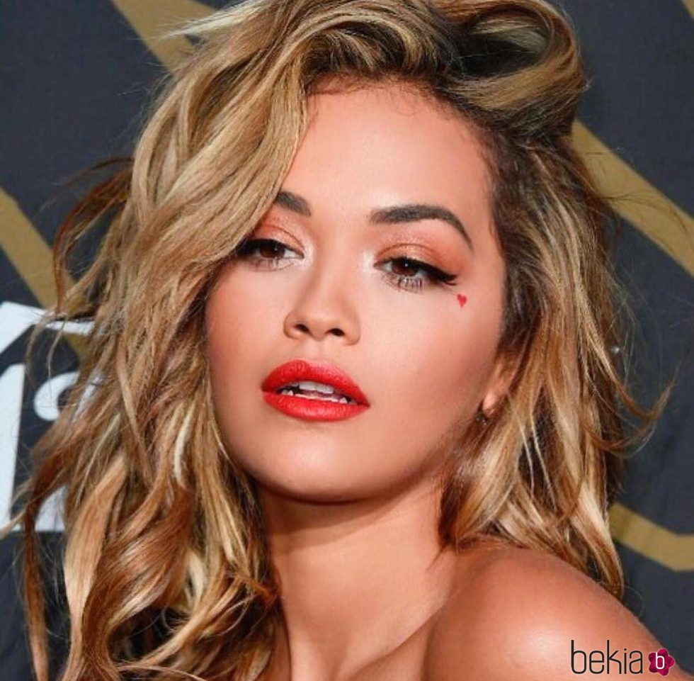 Rita Ora con melena despeinada y labios rojos