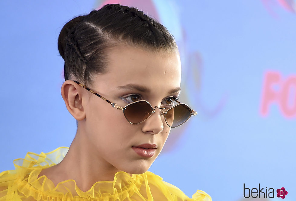 Millie Bobby Brown con peinado de trenzas y gafas retro