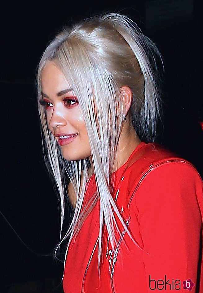 Rita Ora con coleta alta y pelo plateado