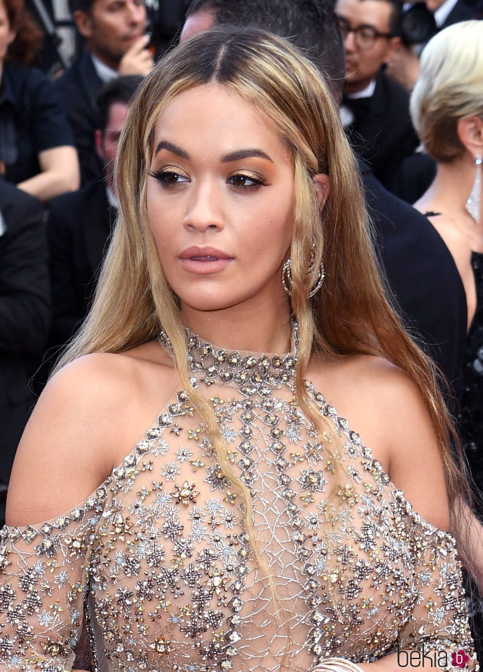 Rita Ora con cabello muy largo y raya en medio