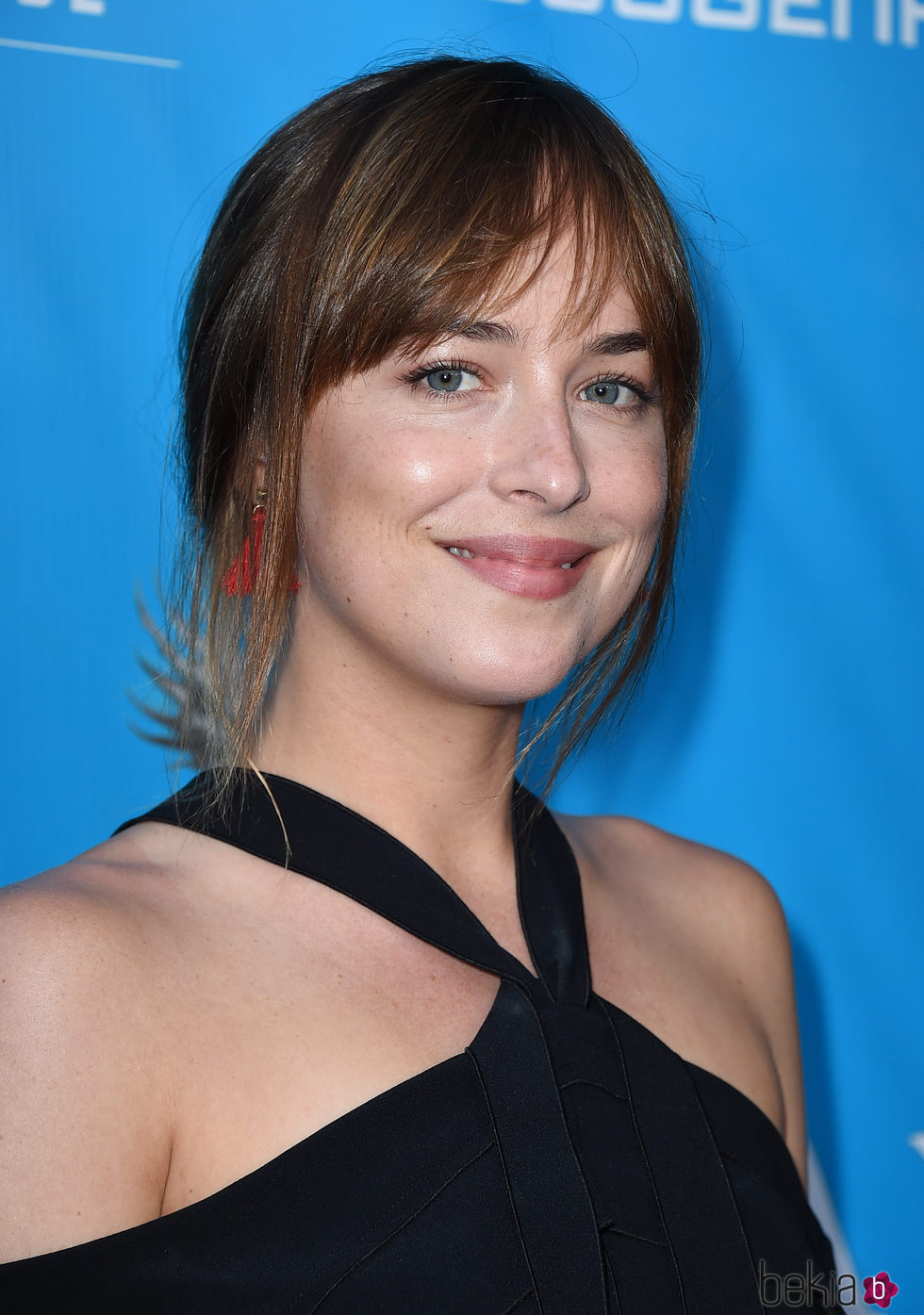 Dakota Johnson luce una piel natural