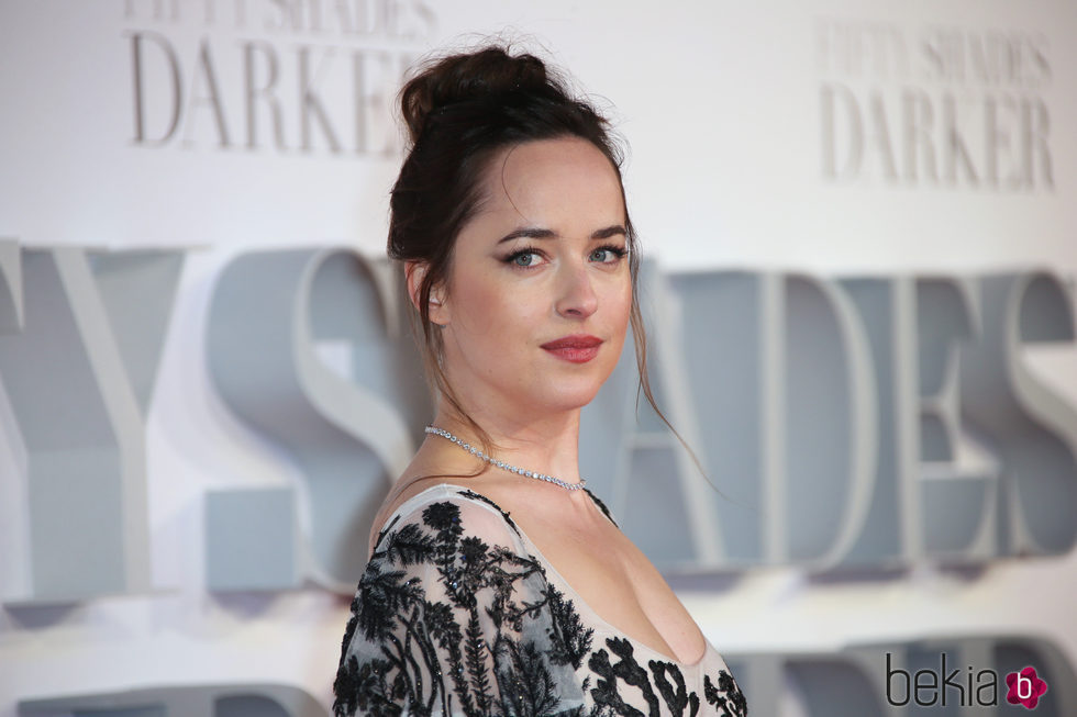 Dakota Johnson da un toque de color a sus mejillas