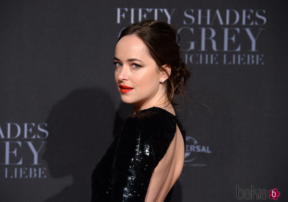 Dakota Johnson apuesta por un look de labios intensos y ojos naturales