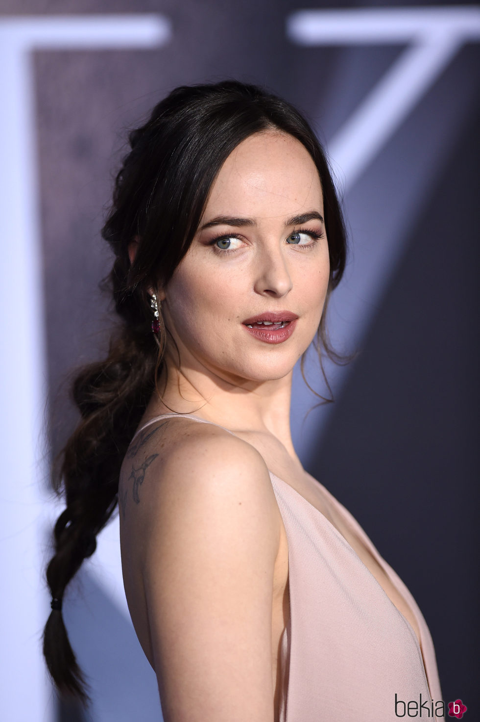 Dakota Johnson apuesta por unos labios nude oscuros