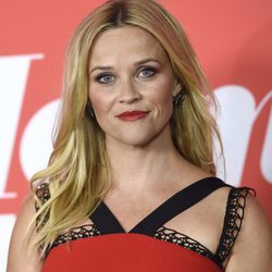 Reese Witherspoon con melena suelta y labios rojos