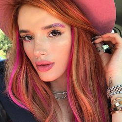 Bella Thorne con purpurina en las cejas y ojos