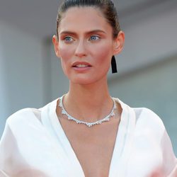 Bianca Balti con moño alto y delineado blanco