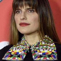 Lake Bell con sombras plateadas y labios rojos