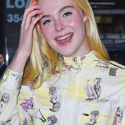 Elle Fanning con la melena suelta y mucho rubor en las mejillas