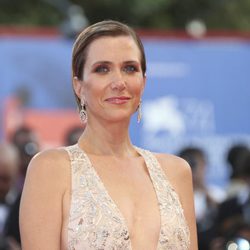 Kristen Wiig con peinado efecto wet y sombras rosadas