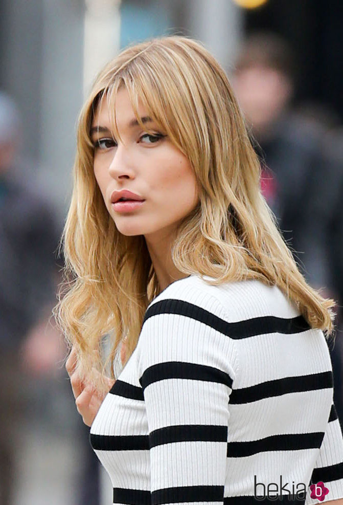 Hailey Baldwin con flequillo desfilado y cabello cardado