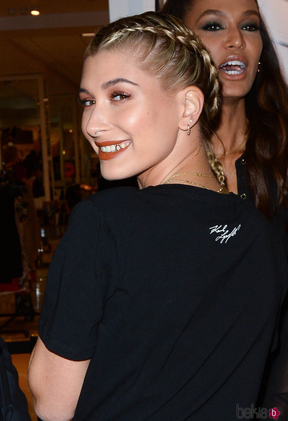 Hailey Baldwin con trenzas de boxeadora