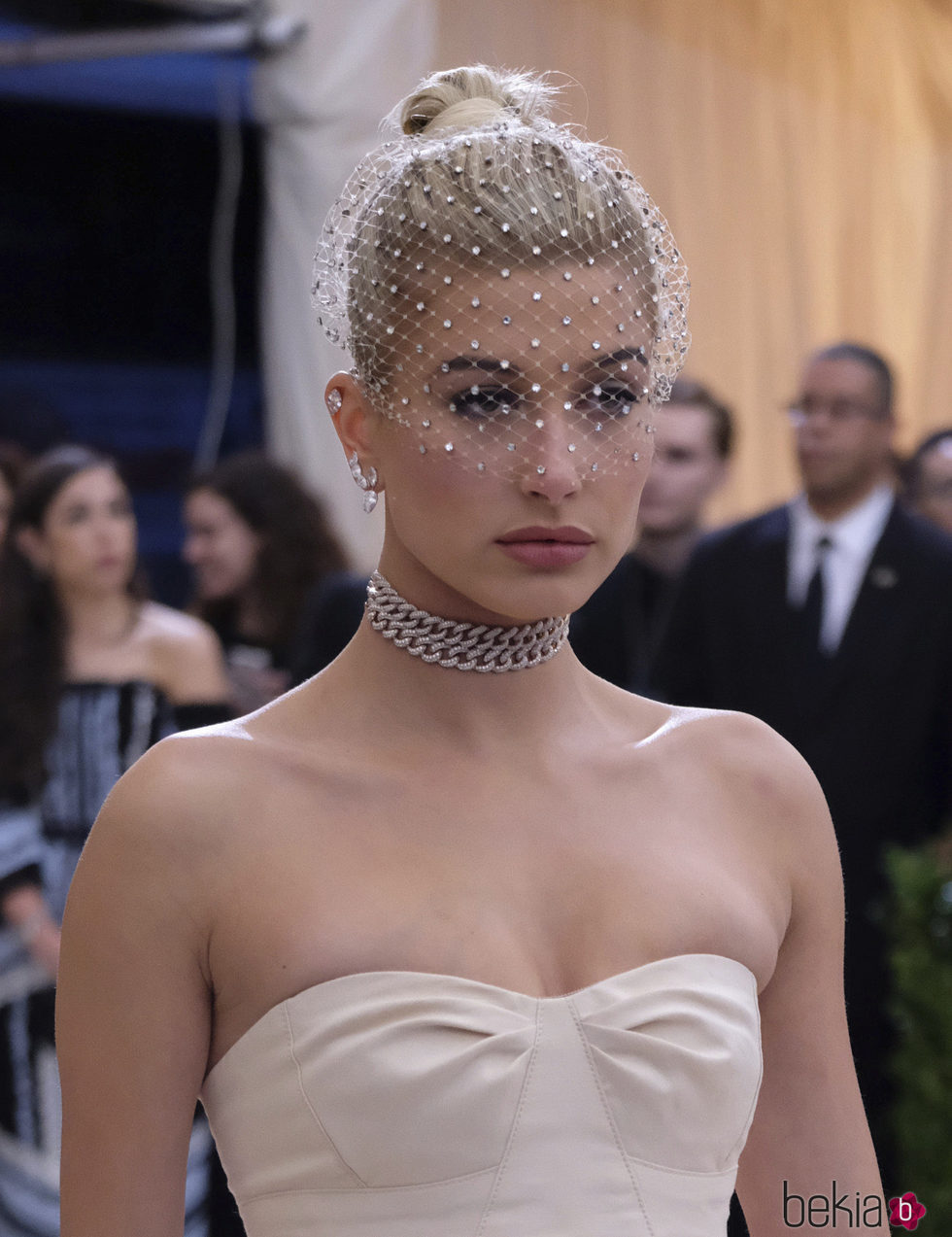 Hailey Baldwin con moño alto de bailarina y tocado