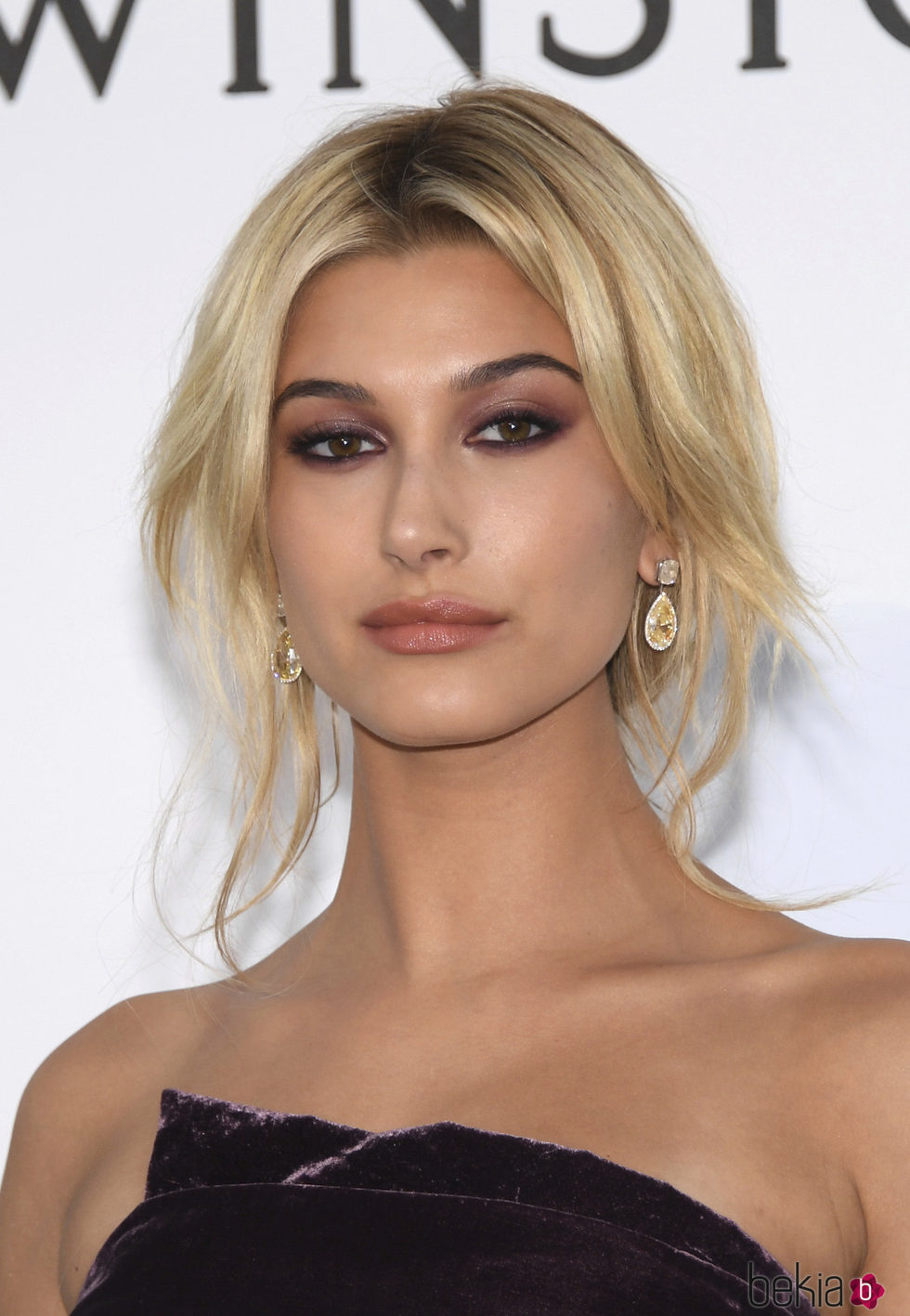 Hailey Baldwin con recogido con mechones sueltos