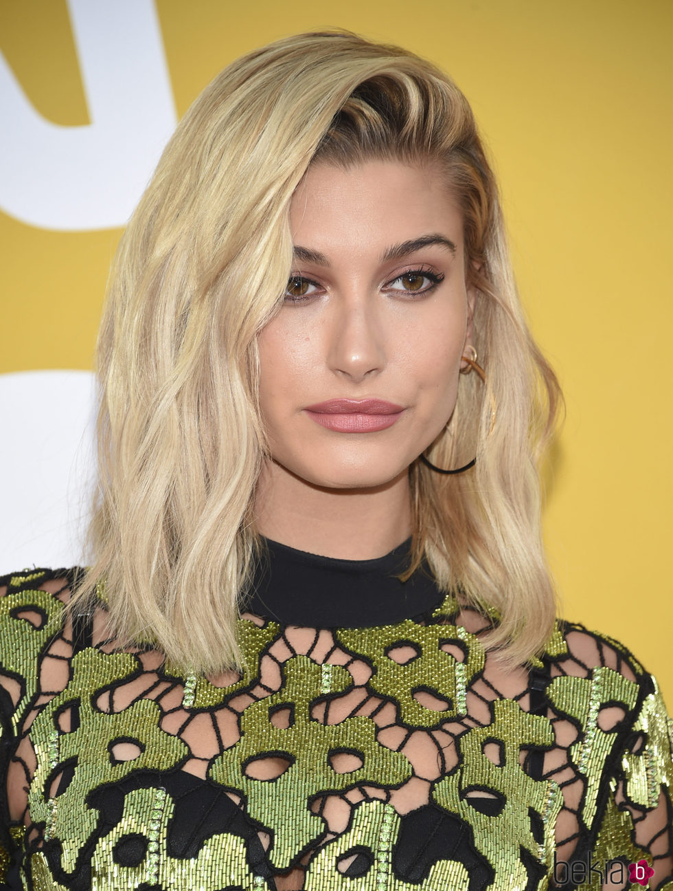 Hailey Baldwin con melena midi ondulada