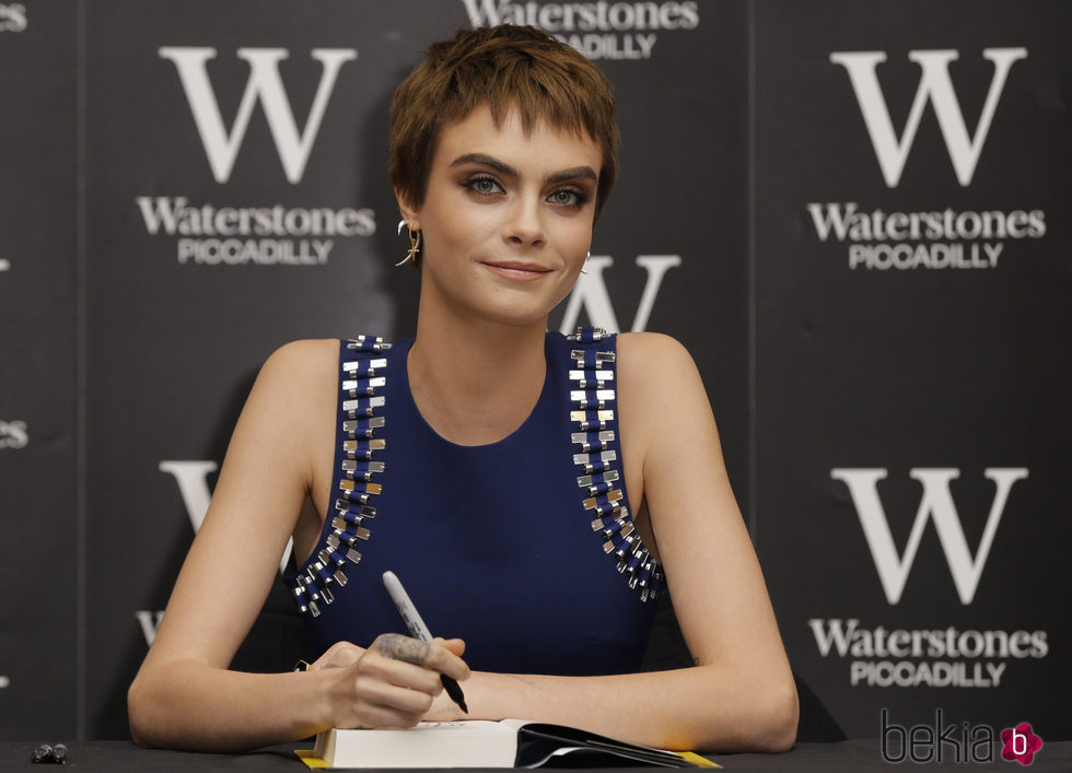 Cara Delevingne luciendo pixie marrón chocolate en la presentación de su libro en Londres