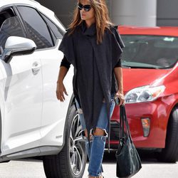 Halle Berry con la melena al viento haciendo recados por Los Angeles