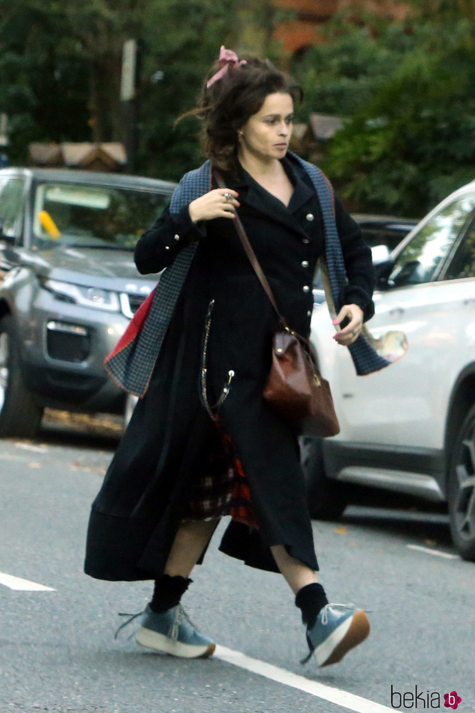 Helena Bonham Carter con un lazo recogiendo su melena en Londres