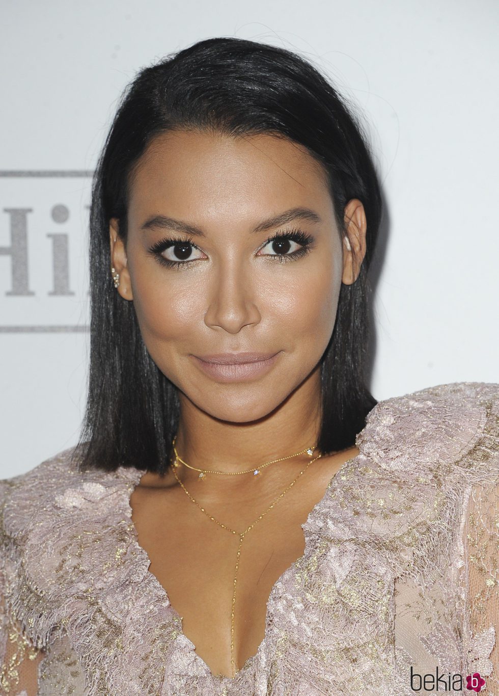 Naya Rivera en la Point Honors Gala 2017 con un problema de brillos en su rostro