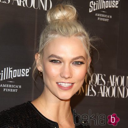 Karlie Kloss con un moño despeinado en el aniversario de 'What Goes Around Comes Around'