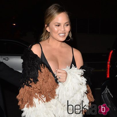 Chrissy Teigen paseando por Los Ángeles con un beauty look mal elegido