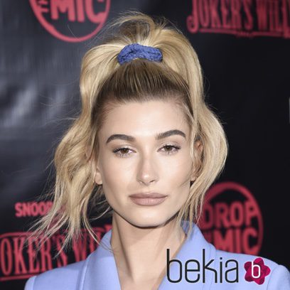 Hailey Baldwin con muchos brillos en la alfombra roja de Los Ángeles