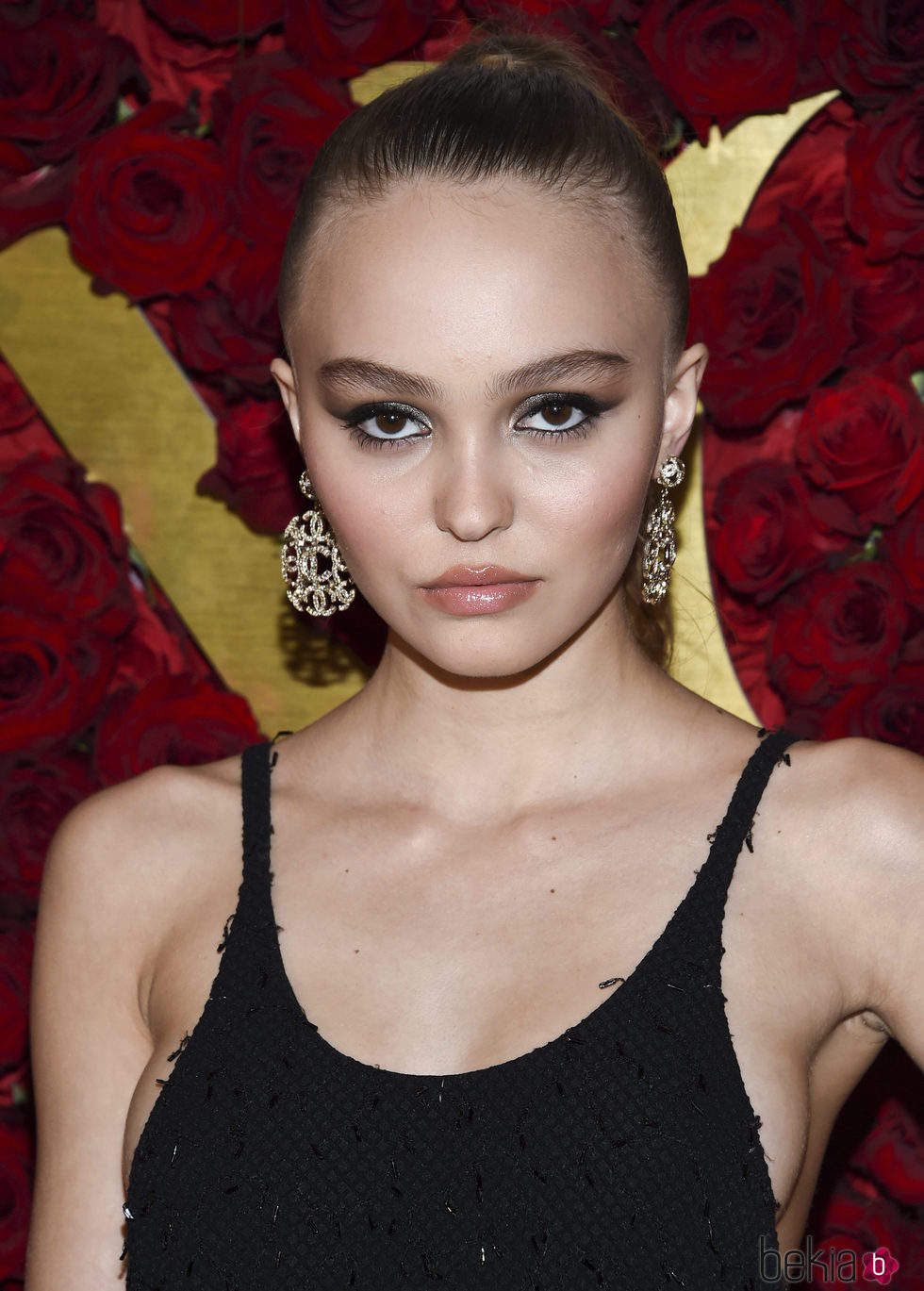 Lily Rose Depp con cejas de más en los Annual WWD Honors en Nueva York