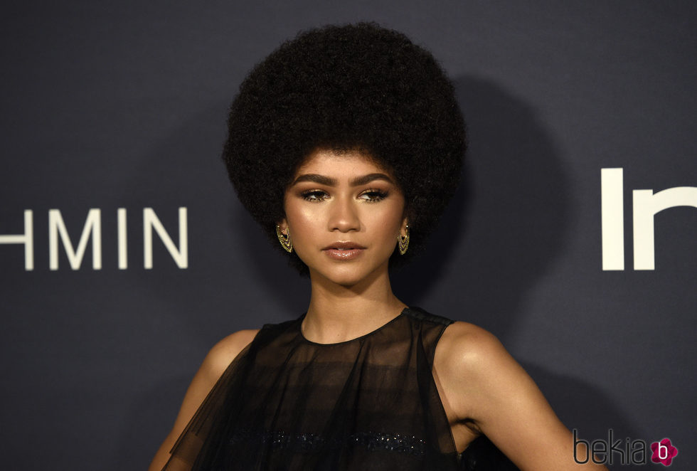 Zendaya con pelo afro en la ceremonia de Premios In Style en Los Ángeles