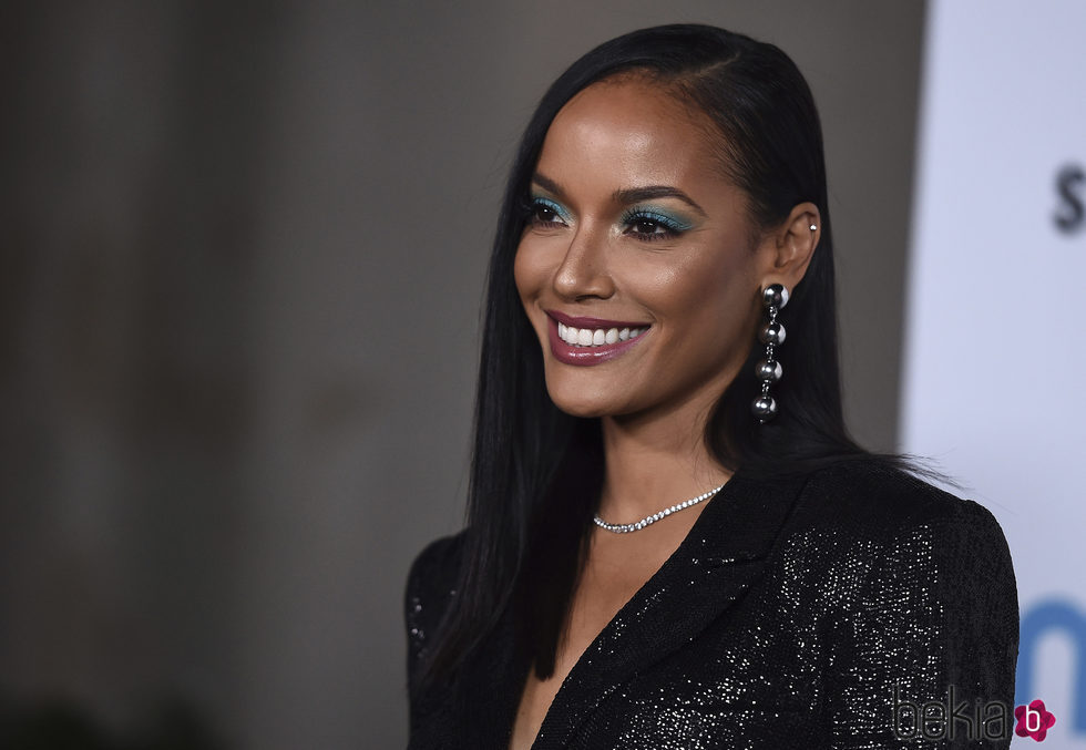 Selita Ebanks con eye-shadow turquesa en la Fiesta Solidaria de Goldie Hawn