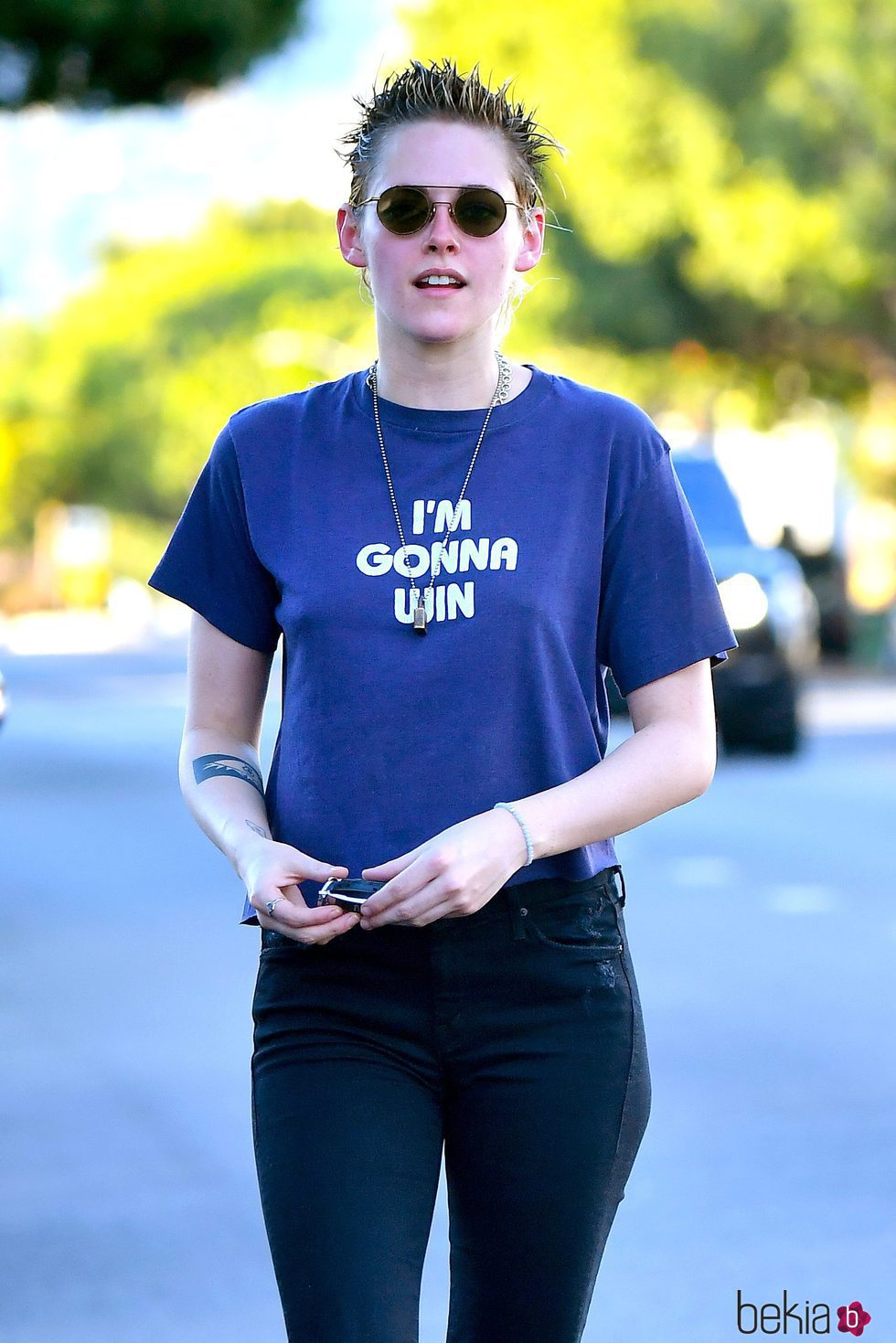 Kristen Stewart paseando por las calles de Los Ángeles con la cara muy roja