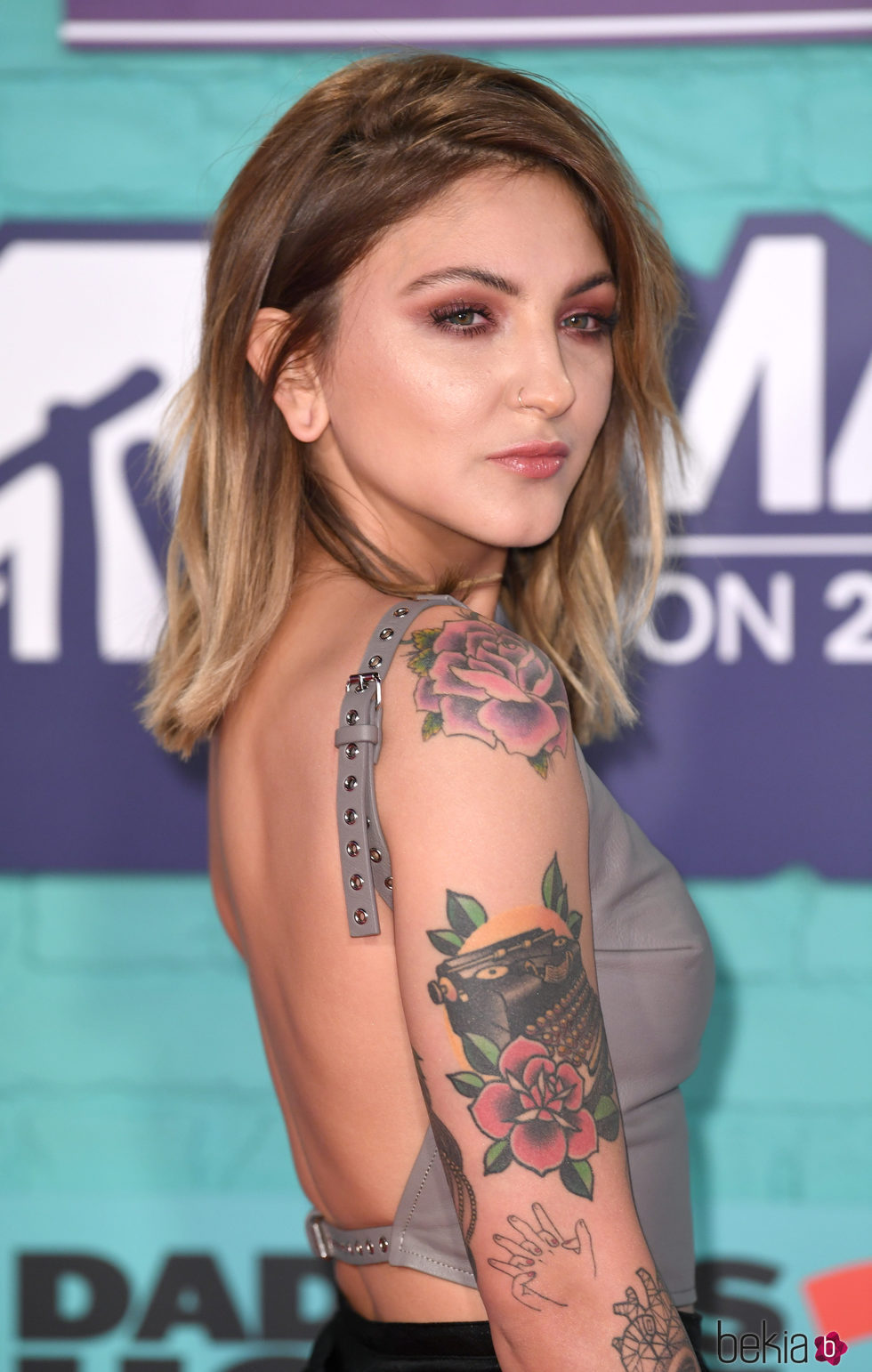 Julia Michaels con ojos ahumados en tonos rosados en los premios MTV Europe Music 2017 en Londres