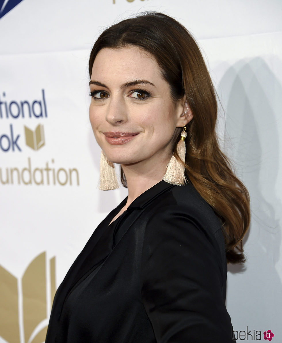 Anne Hathaway en los premios 68 de National Book en Nueva York