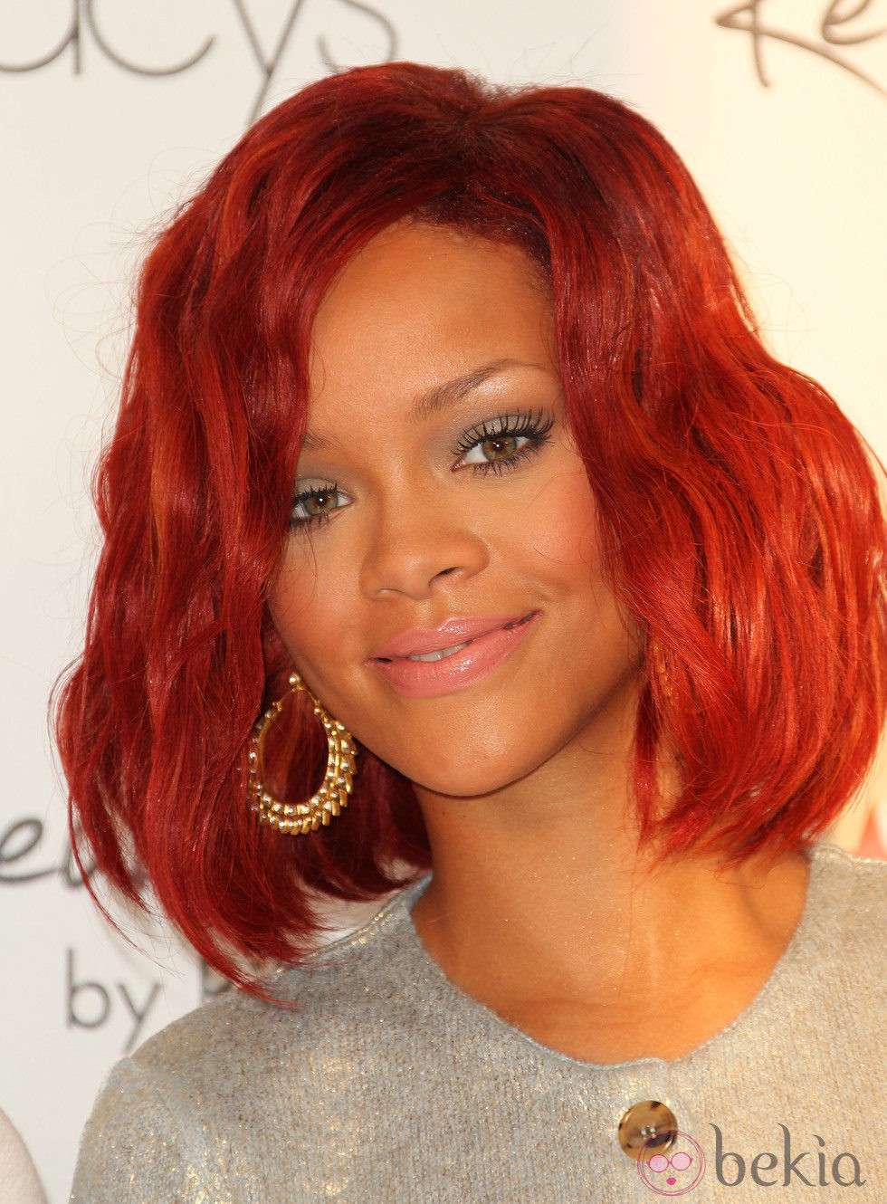 Peinado de Rihanna con media melena ondulada en color rojo