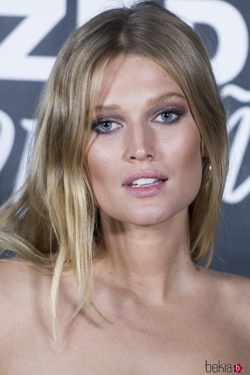 Toni Garrn radiante con eye-shadow gris metalizado en el 25 aniversario de Calzedonia